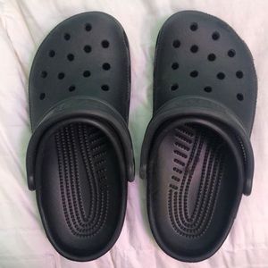 NWOT Crocs Black woman’s size 6
